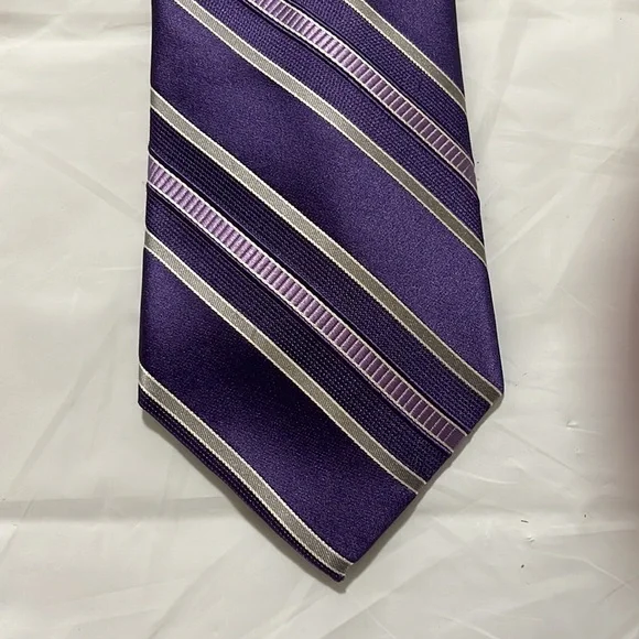 Micheal Kors men’s tie- purple in 2 shades and silver 100% silk like new - Picture 3 of 7